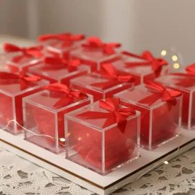 Vassoio Plexiglass Rosso con Confetti