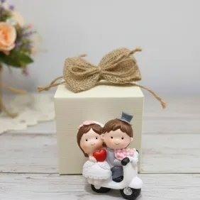 Bomboniera matrimonio economica sposini in vespa