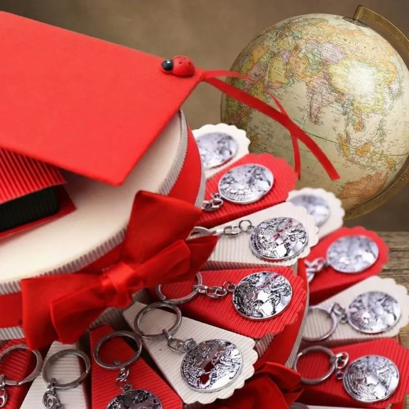 Torta Bomboniere Laurea Mappamondo 3D CON Portachiave, ideale come Bomboniera Laurea.