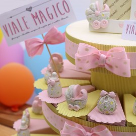 Bomboniere Torta Nascita Biberon Bavetta e Carrozzina Bimba Statuine