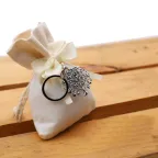 Bomboniera Matrimonio Portachiave Albero della Vita Cuori Acciaio su Sacchetto Confettata