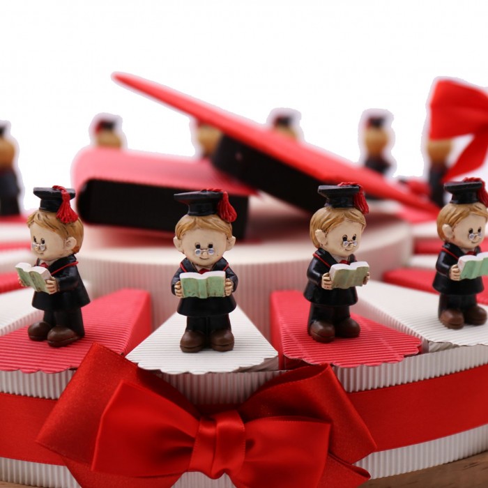 Dottore Laureato Statuina Bomboniere Torta con confetti e tocco.