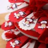 Bomboniera Gufo Tocco Laurea con Libro e Pergamena di colore Rosso su Torta con Confetti.