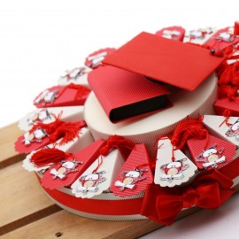 Bomboniera Gufo Tocco Laurea con Libro e Pergamena di colore Rosso su Torta con Confetti.