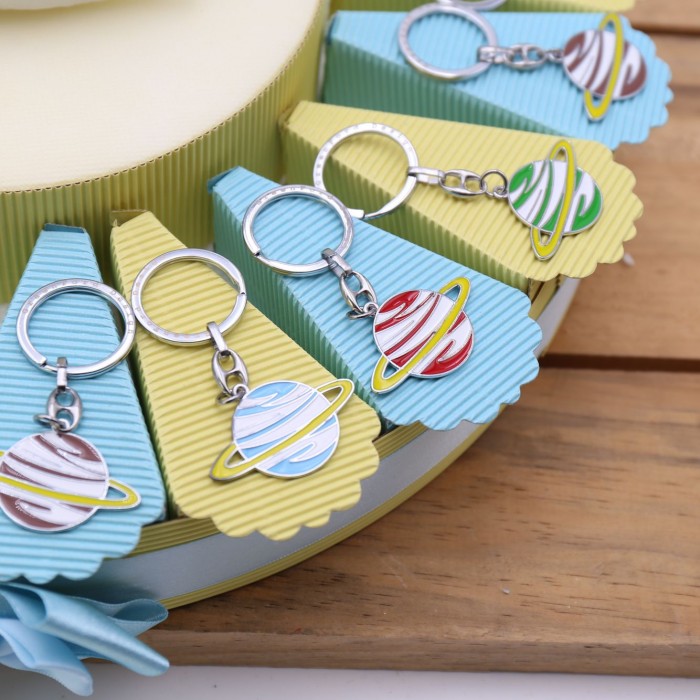 Pianeti Colorati Mix Portachiavi Torta Bomboniere Gadget Compleanno su Astuccio portaconfetti.