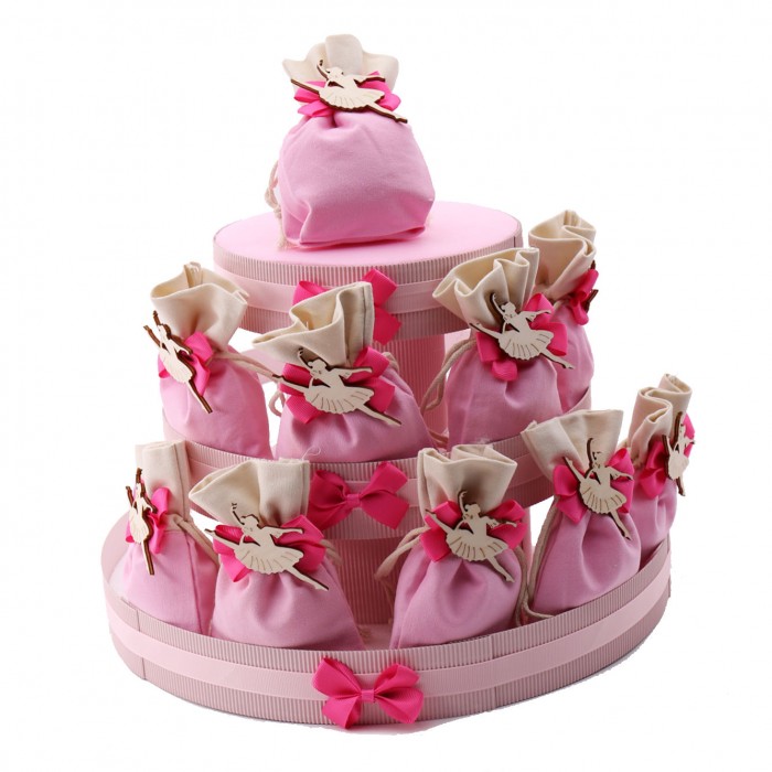 Ballerina Bomboniere Prima Comunione su torta sacchetti con applicazione danzante in legno e confetti crispo.