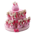 Ballerina Bomboniere Prima Comunione su torta sacchetti con applicazione danzante in legno e confetti crispo.