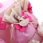 Ballerina Bomboniere Prima Comunione su torta sacchetti con applicazione danzante in legno e confetti crispo.