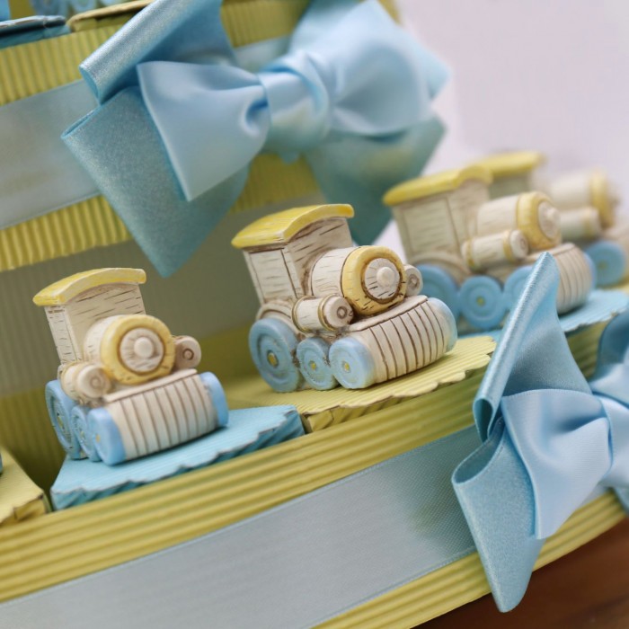 Nascita e Battesimo Torta Bomboniere Compleanno Magico Trenino Giallo e Celeste Statuina con confetti.