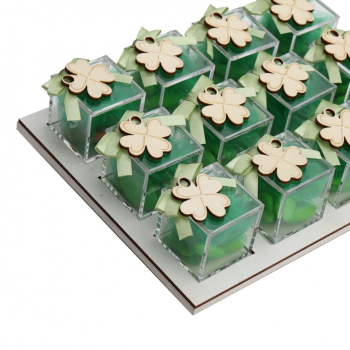 Bomboniere Vassoio da 12 Plexiglass Verde e con Applicazione Quadrifoglio Portafortuna in Legno Confetti Bomboniere Vassoio da 12 Plexiglass Verde e con Applicazione Quadrifoglio Portafortuna in Legno Confetti