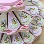 Bomboniere Magnete Battesimo Bimba su torta