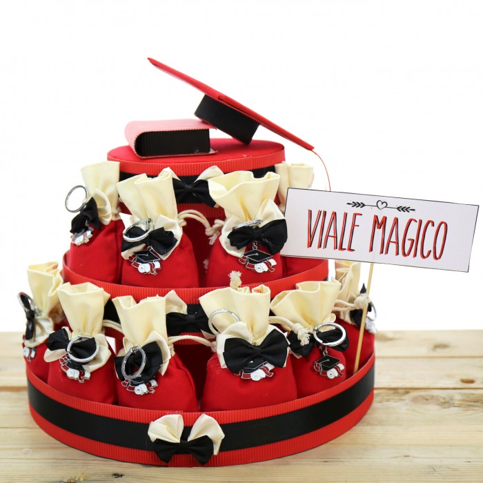 Torta Sacchetti Tocco e Pergamena Portachiavi Bomboniere Laurea con fiocco inclusi di Confetti