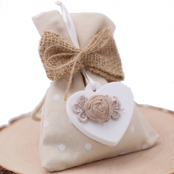 Cuore di Gesso tortora e bianco con fiore appendino su sacchetto Cuore di Gesso tortora e bianco con fiore appendino su sacchetto
