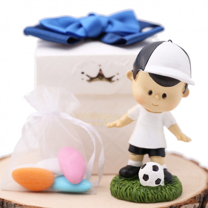 Calciatori squadra colorata con cappellino e palla bomboniere Comunione