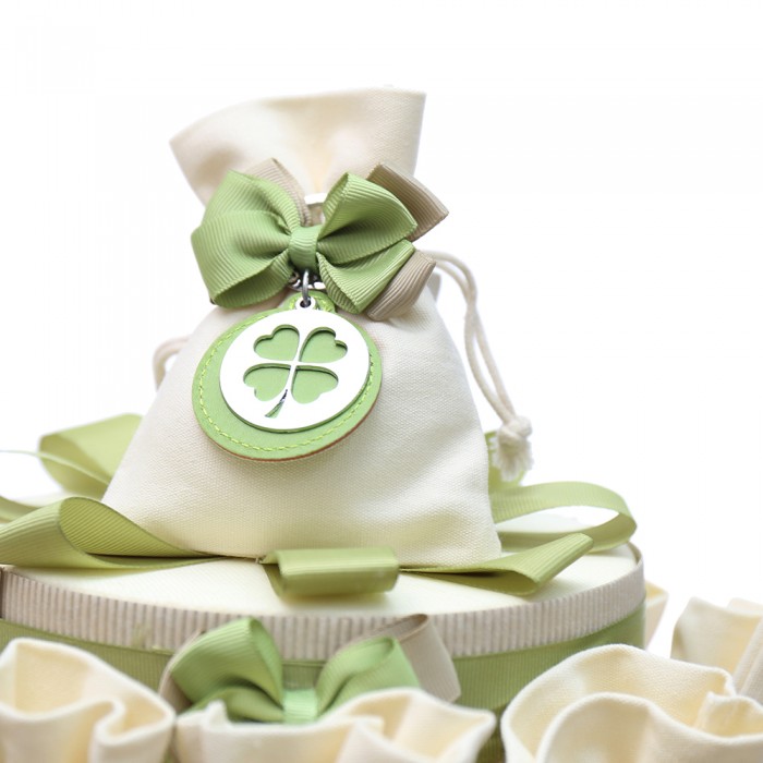 Bomboniere Portachiavi Quadrifoglio Traforato con Cerchietto di Pelle Verde Torta da 25 Sacchetti