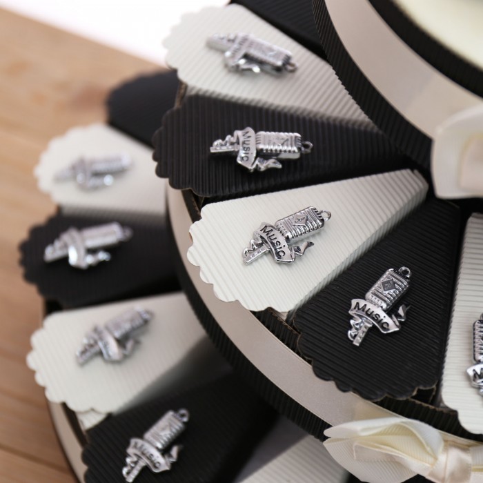 Torta Bomboniere Musicali Ciondoli Microfono Vintage Compleanno