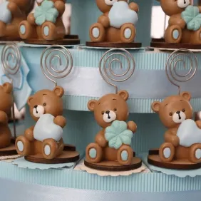 Bomboniere Memoclip Mix Orsetto Cuore e Quadrifoglio su Torta Battesimo