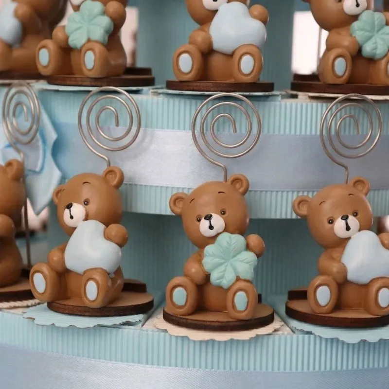 Bomboniere Memoclip Mix Orsetto Cuore e Quadrifoglio su Torta Battesimo