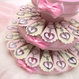 Piedini a Cuore Rosa Portachiave su Torta Bomboniera