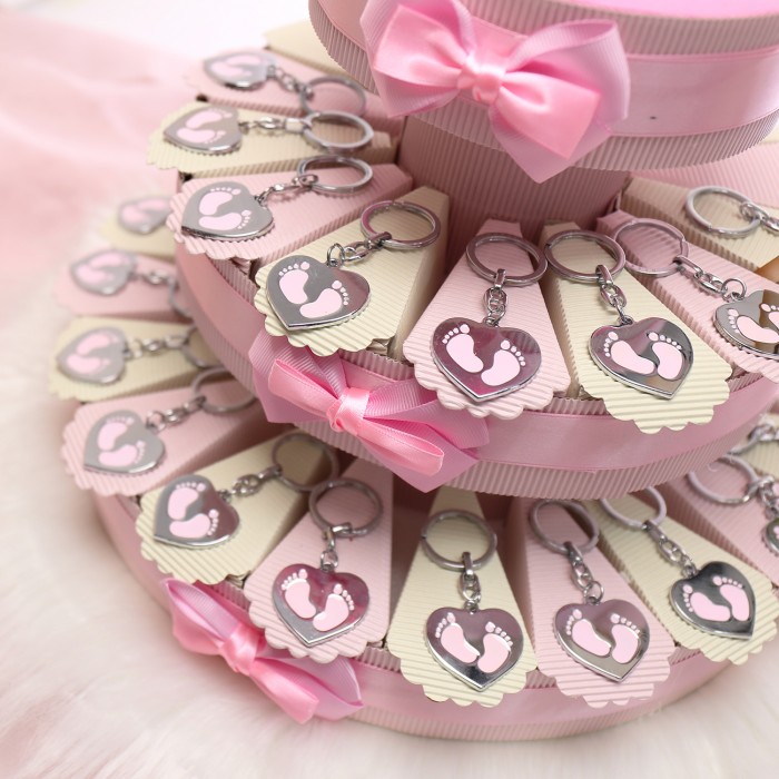 Piedini a Cuore Rosa Portachiave su Torta Bomboniera Piedini a Cuore Rosa Portachiave su Torta Bomboniera