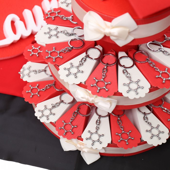 Bomboniere Laurea Biologia e Chimica Ciondolo Atomo con Torta Confetti