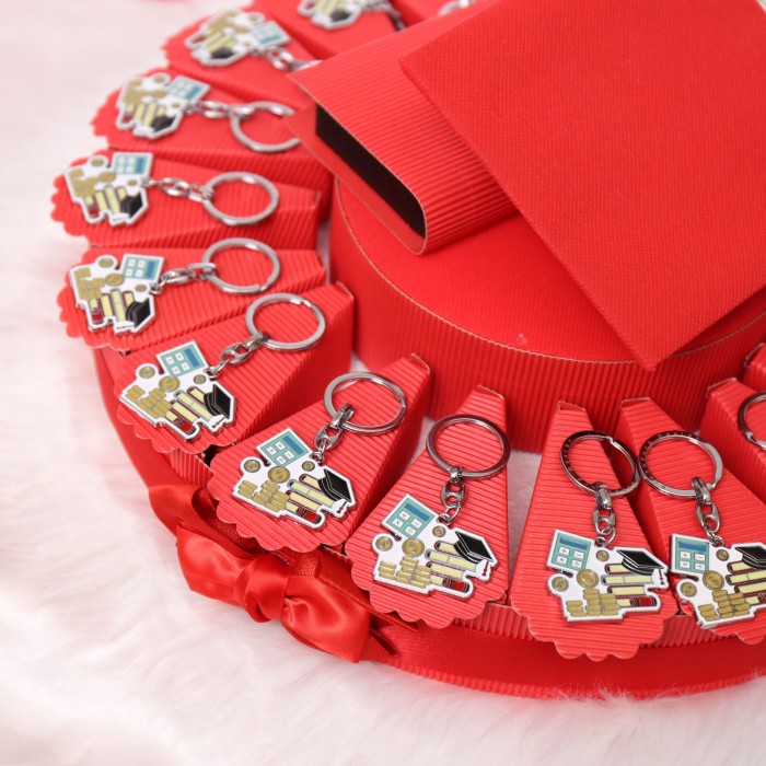 Bomboniere Per Laurea In Economia e Commercio e in Economia Aziendale, portachiavi Confezionato Su Torta