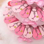 Bomboniere Compleanno Cocktail su Torta Portachiavi e Confetti
