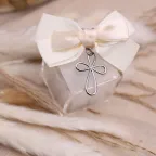 Portachiave Croce a Fiore Silver Confezionato Su Plexiglass