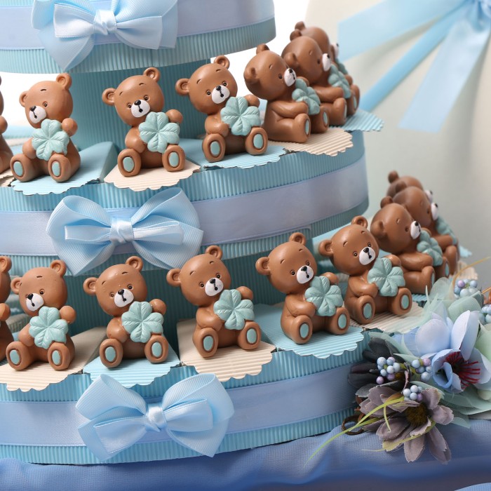 Bomboniere Orsetto con quadrifoglio celeste statuina su torta battesimo