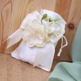 Matrimonio Confettata con fiori bianchi in pick confezionati sacchetto
