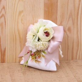 Bomboniere Matrimonio confezionate con fiori avorio in pick sacchetto vialemagico