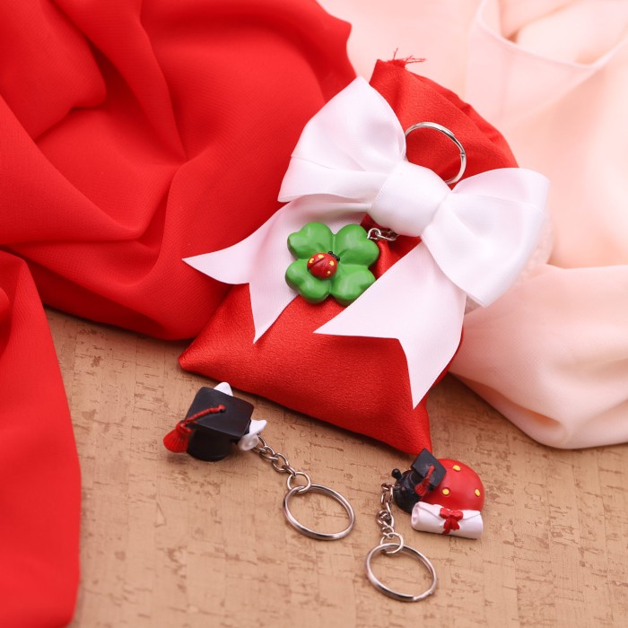 Bomboniere Laurea Portachiavi tris Portafortuna Confezionato sacchetto rosso