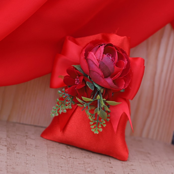 Laurea Bomboniere Confezionate per Confettata con fiori rossi sacchetto rosso