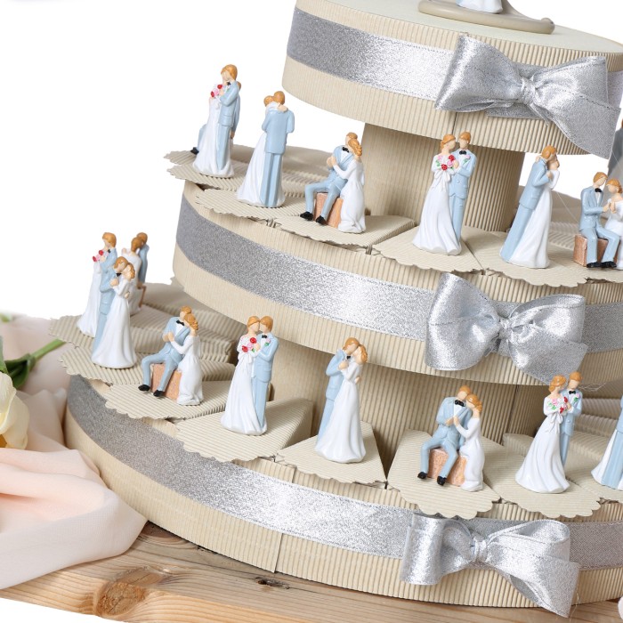 Bomboniere Matrimonio Sposi stilizzati su torta portaconfetti www.vialemagico.it