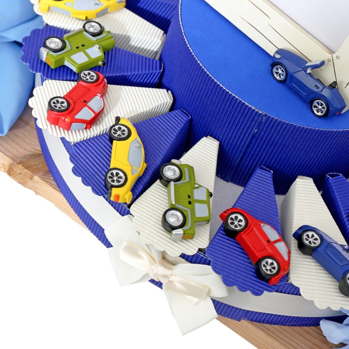 Battesimo e Comunione bomboniere macchinine calamite su torta portaconfetti viale magico