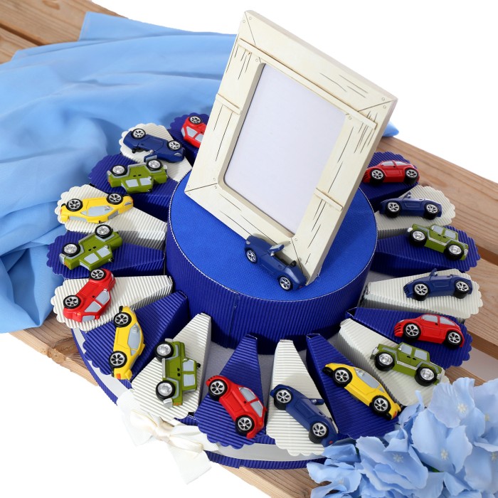 Bomboniere Comunione Viale Magico Battesimo e Comunione bomboniere macchinine calamite su torta portaconfetti