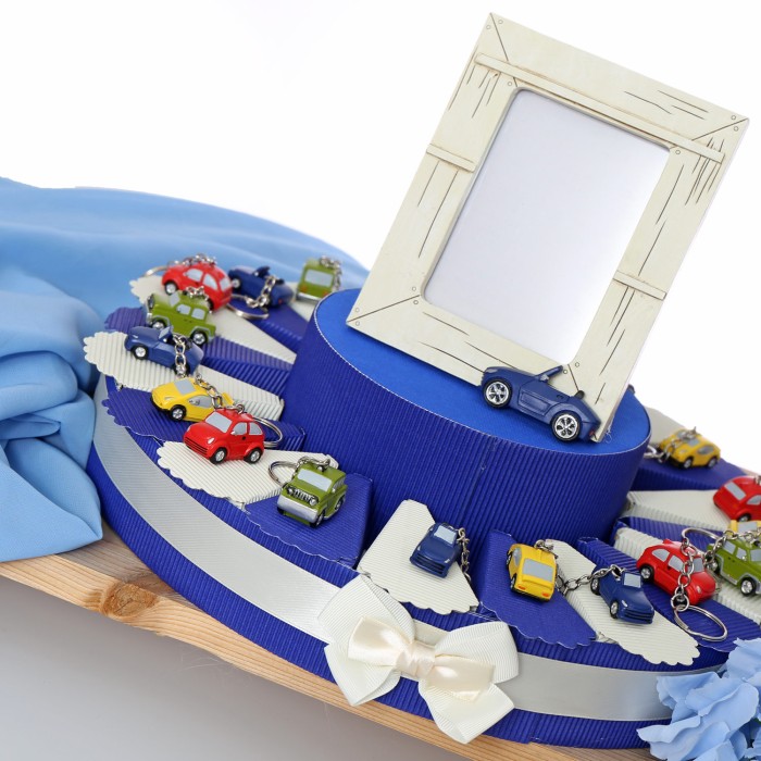 Macchinine Bomboniere Comunione portachiavi mix su torta portaconfetti www.vialemagico.it