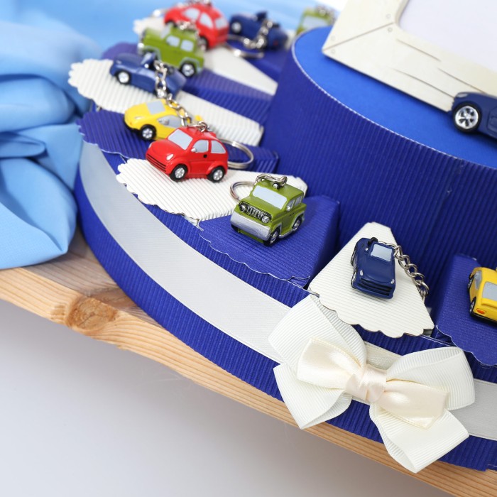 Macchinine Bomboniere Comunione portachiavi mix su torta portaconfetti www.vialemagico.it