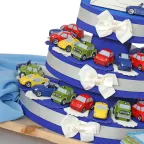 Bomboniere Comunione mix di automobili statuine su torta portaconfetti www.vialemagico.it