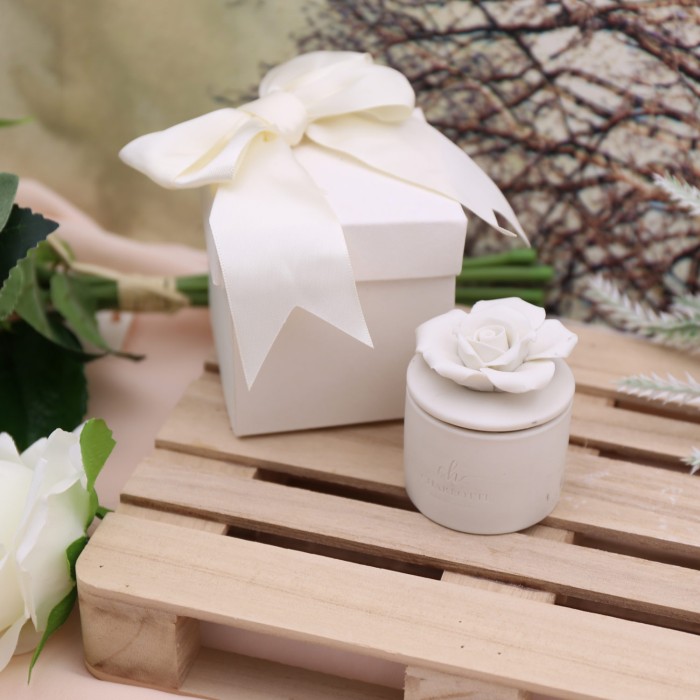 candela profumata Bianca per Matrimonio bomboniere confezionate con fiore in ceramica vista dall'alto con scatola e fiocco