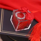 Corona d'alloro laurea semipiena su scatolina portaconfetti
