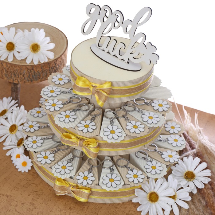 Prima Comunione torta bomboniere margheritina portachiavi good luck vmb