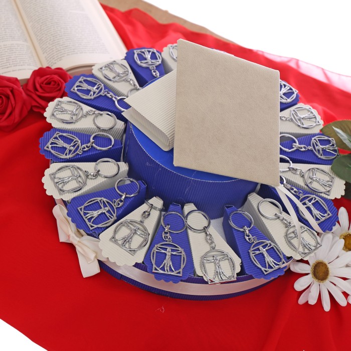 Torta Bomboniere laurea in accademia delle belle arti e fisioterapia ciondolo uomo vitruviano chrome