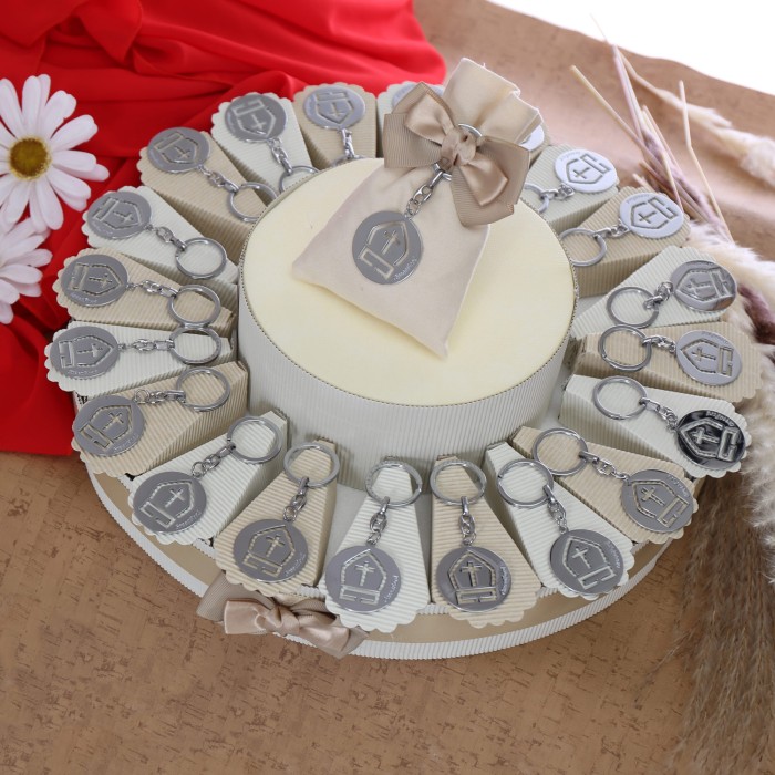 Bomboniere Cresima portachiavi con Mitra Vescovile traforata su Torta www.vialemagico.it