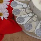 Bomboniere Cresima portachiavi con Mitra Vescovile traforata su Torta viale magico selezione