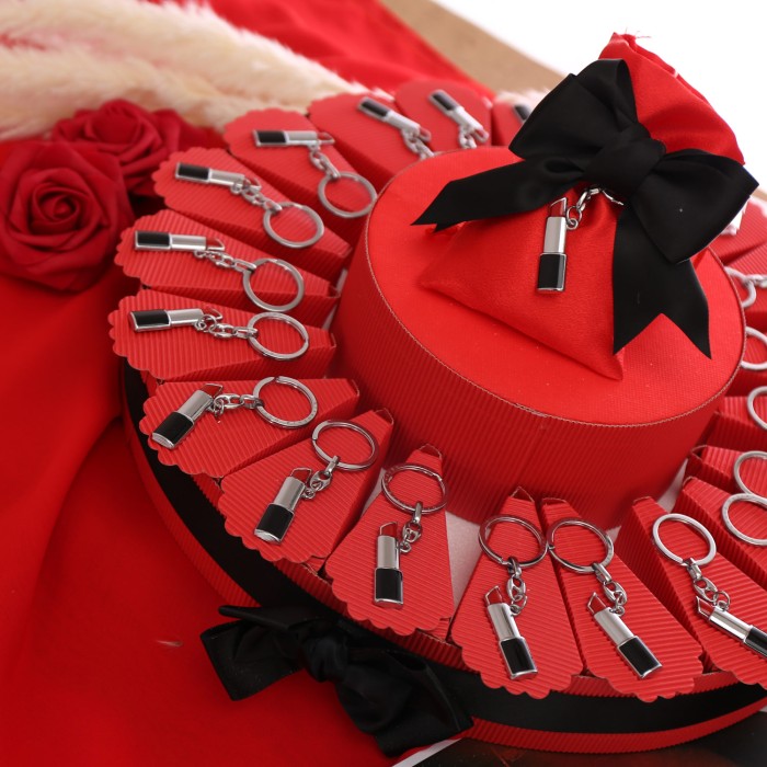 Torta Bomboniere Compleanno Portachiavi Rossetto Rosso vmbombobniere