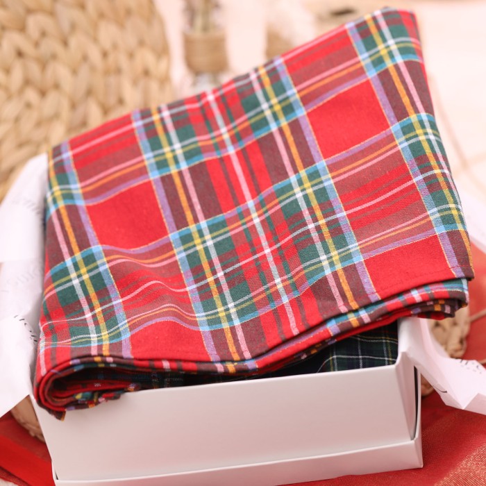 Tovaglia Tartan rossa di Natale: Il Calore in un Tessuto Tovaglia Tartan rossa di Natale: Il Calore in un Tessuto