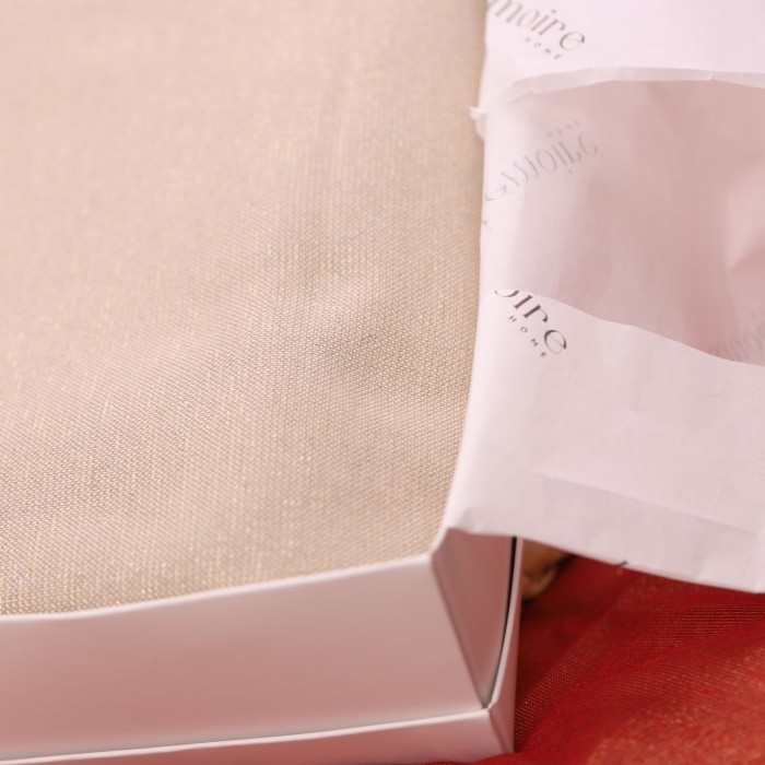 Tovaglia regalo in cotone glitterata a fondo beige per il cenone di Natale semplice ed elegante - idea regalo raffinata