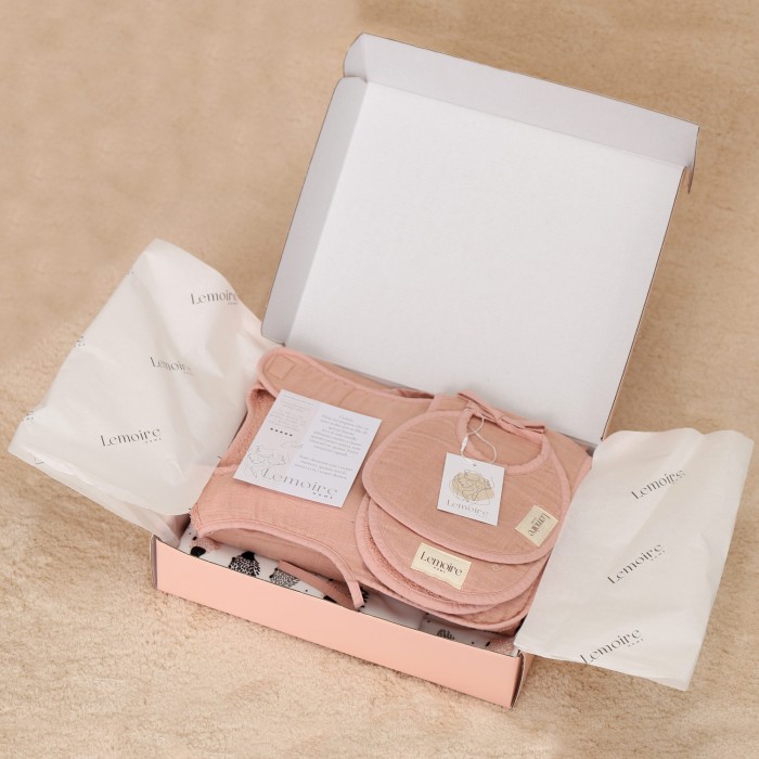 Il nostro esclusivo box regalo per neonate è un abbraccio di tenerezza e praticità. Cosa troverete al suo interno?