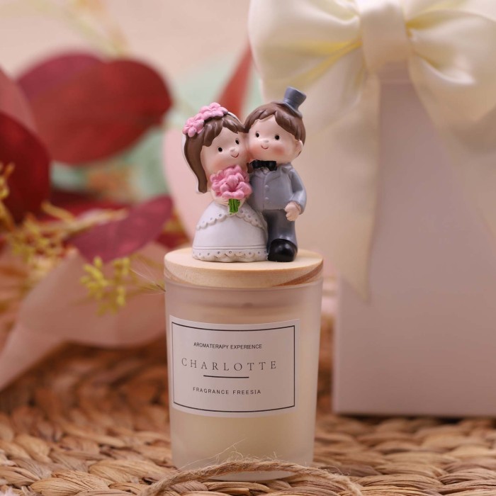 Bomboniere Matrimonio utili con candele profumate confezionate e sposi mano nella mano con bouquet Bomboniere Matrimonio utili con candele profumate confezionate e sposi mano nella mano con bouquet